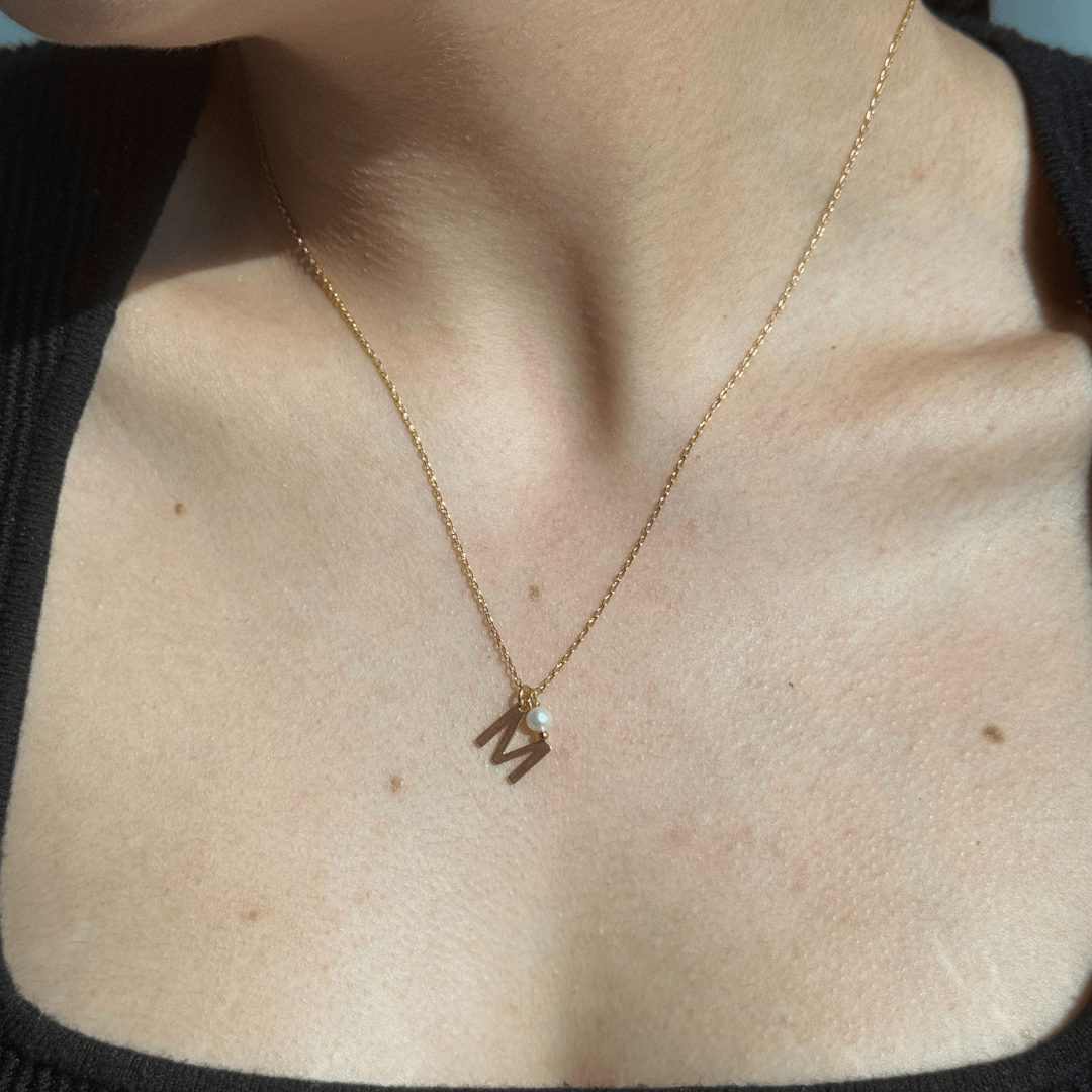 GOLDEN INITIAL PEARL NECKLACE - COLLARES - Malandra Jewelry - TC2001.A