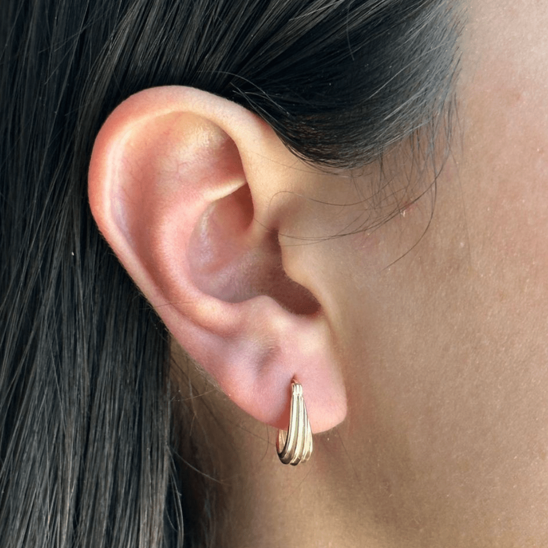 GOLDEN MILANO DRAPE HUGGIES - ARETES - Malandra Jewelry - EAWA131-AAE815-2