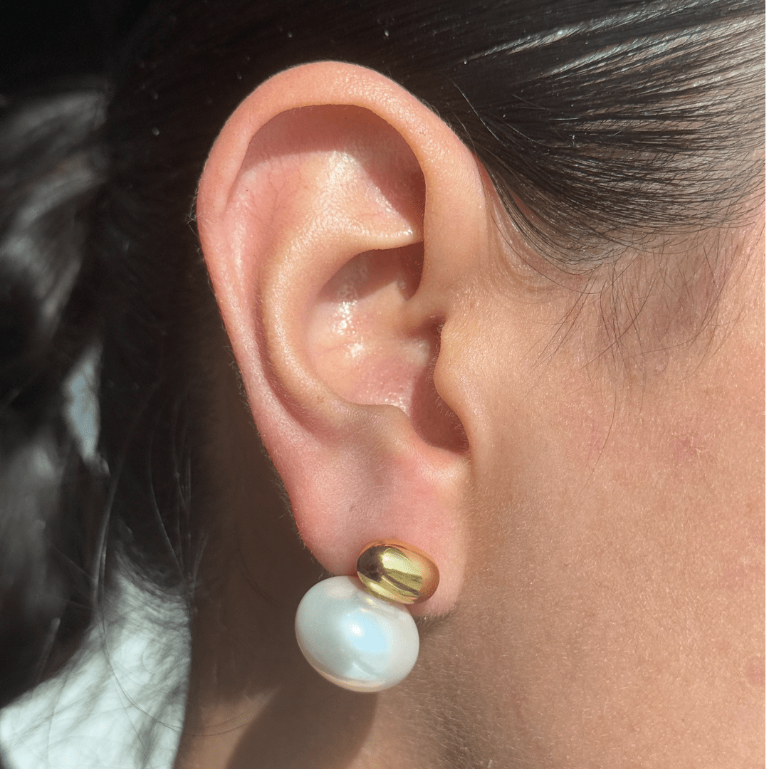 GOLDEN ORB PEARL EARRINGS - ARETES - Malandra Jewelry - EUWA202 - JDE2306058