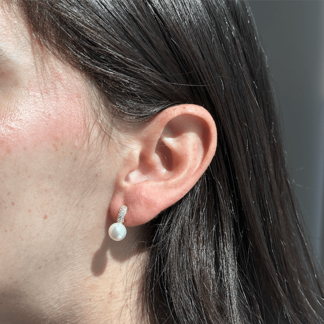 GOLDEN PEARL GLOW HOOPS - ARETES - Malandra Jewelry - ZOA16 - N10572I8ZB4