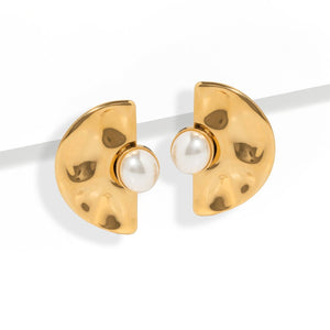 GOLDEN SCULPT PEARL EARRINGS - ARETES - Malandra Jewelry - EUWA511-JDEW2408057