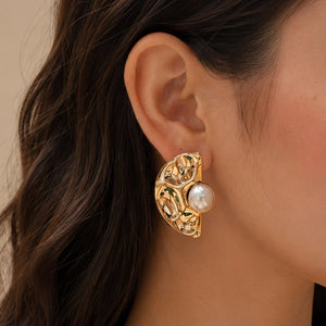 GOLDEN SCULPT PEARL EARRINGS - ARETES - Malandra Jewelry - EUWA511-JDEW2408057