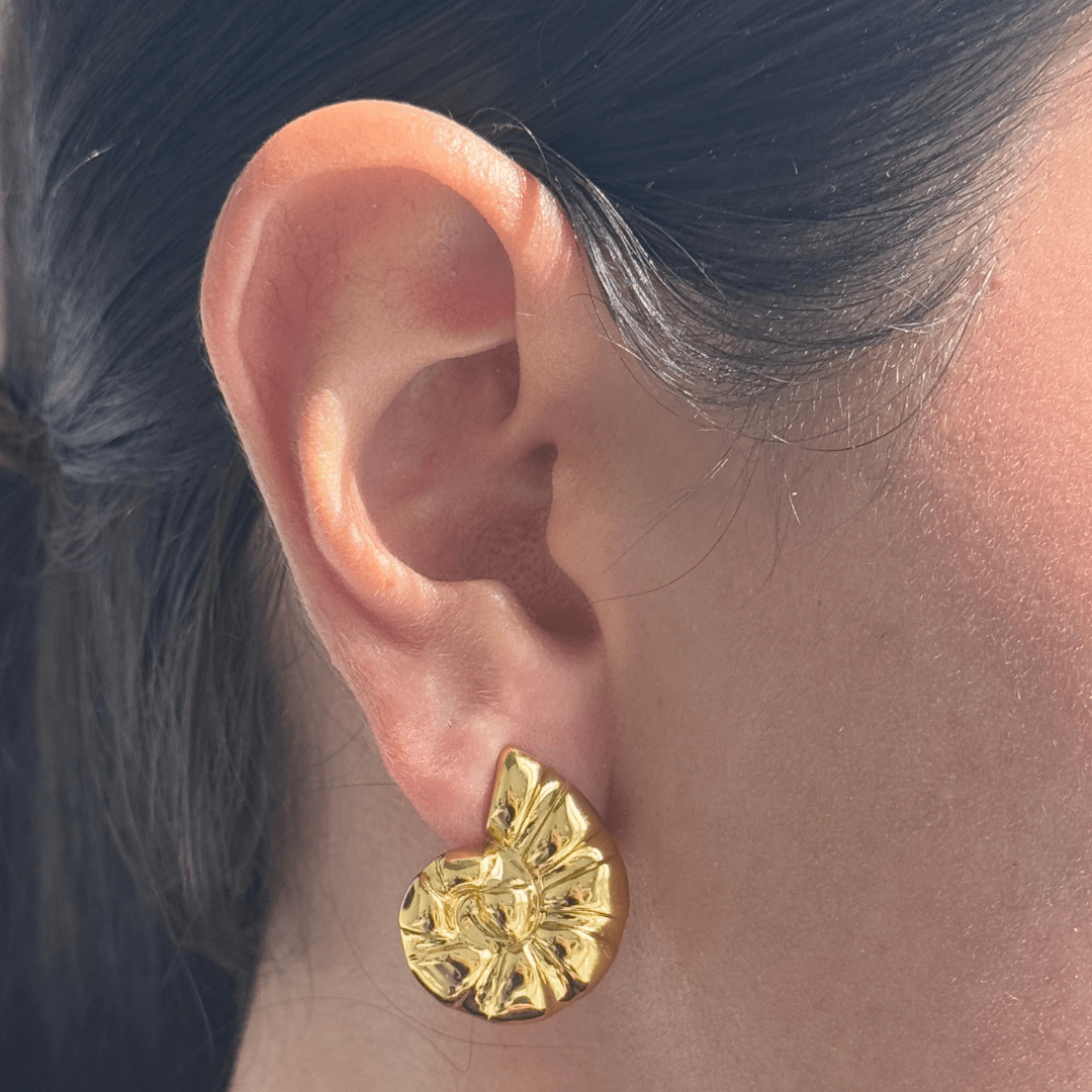 GOLDEN SEASHELL GLOW EARRINGS - ARETES - Malandra Jewelry - ZZA14 - E02634J