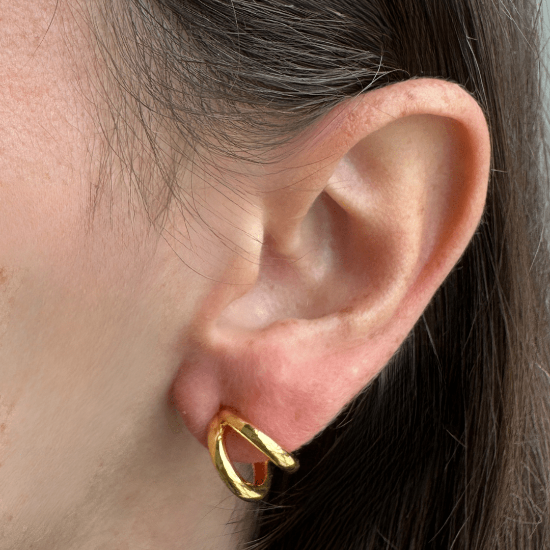 GOLDEN WAVE HOOPS - ARETES - Malandra Jewelry - ZWA15 - QX00934Y