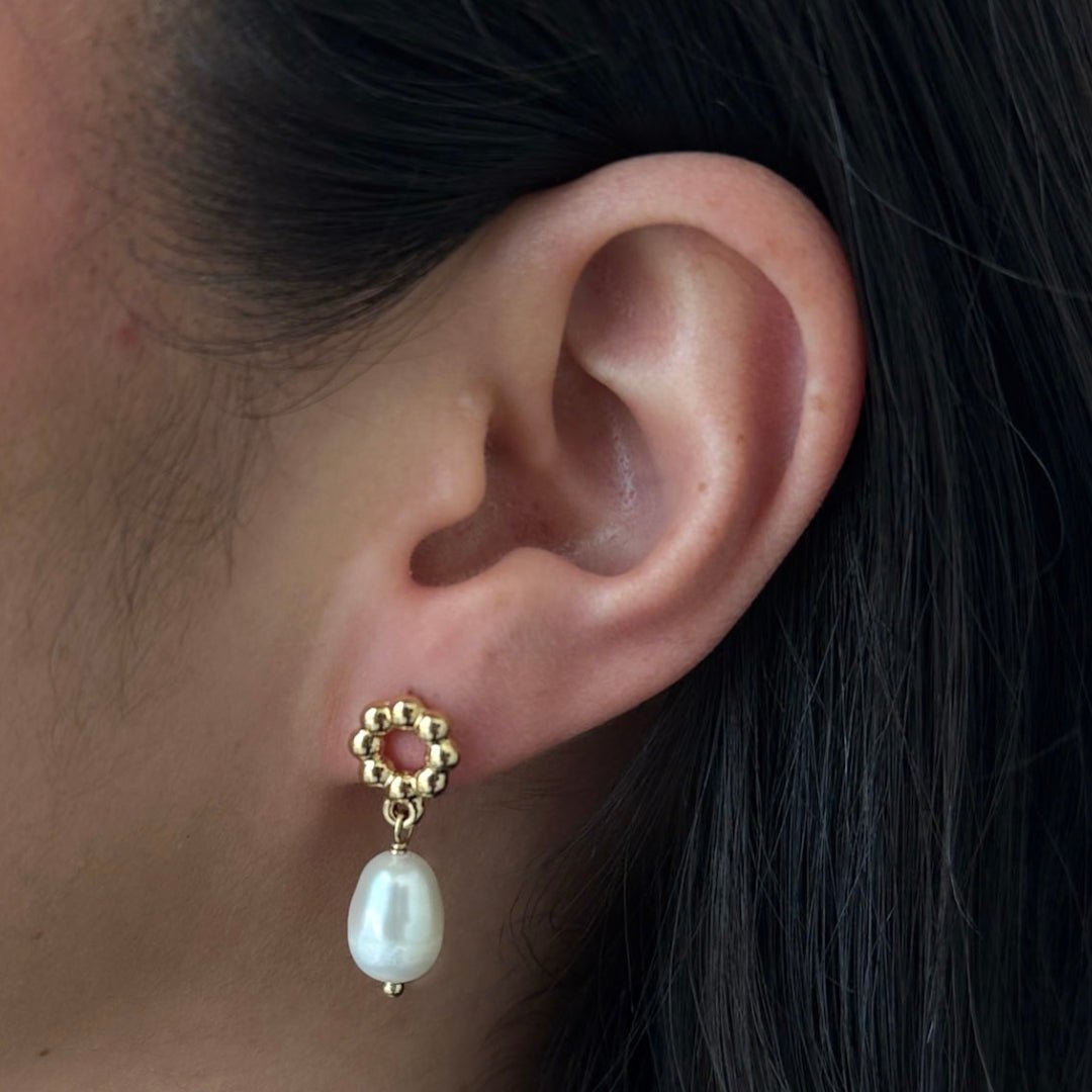 LUMINOUS PEARL DROP STUDS - ARETES - Malandra Jewelry - TA2399