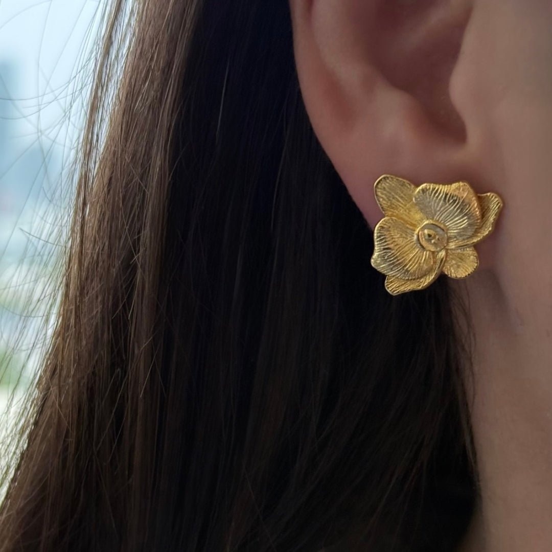 ORCHID GOLD STUDS - ARETES - Malandra Jewelry - EYHA185