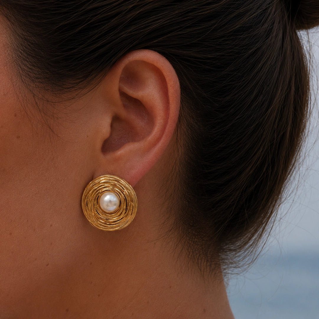 PEARL OYSTER STUDS - ARETES - Malandra Jewelry - ZZA23-E02224J