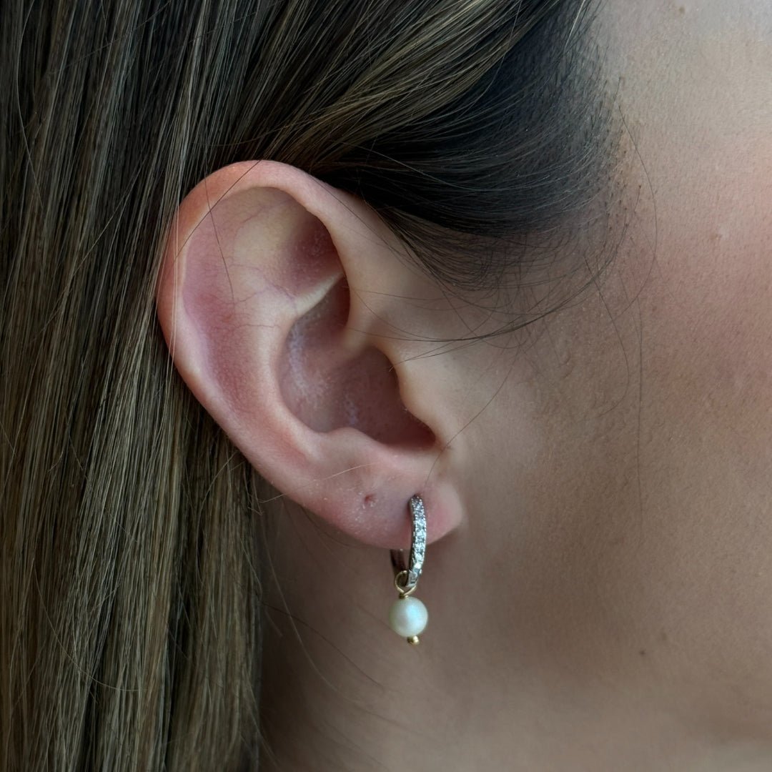 RADIANT SILVER PEARL HUGGIES - ARETES - Malandra Jewelry - TA1795