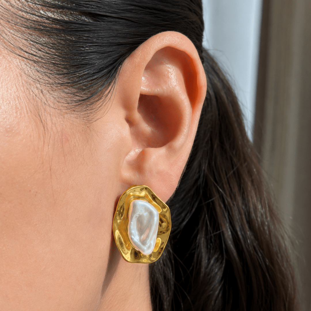 SCULPTED GOLD PEARL EARRINGS - ARETES - Malandra Jewelry - EUWA576-JDE0207038
