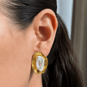 SCULPTED GOLD PEARL EARRINGS - ARETES - Malandra Jewelry - EUWA576-JDE0207038
