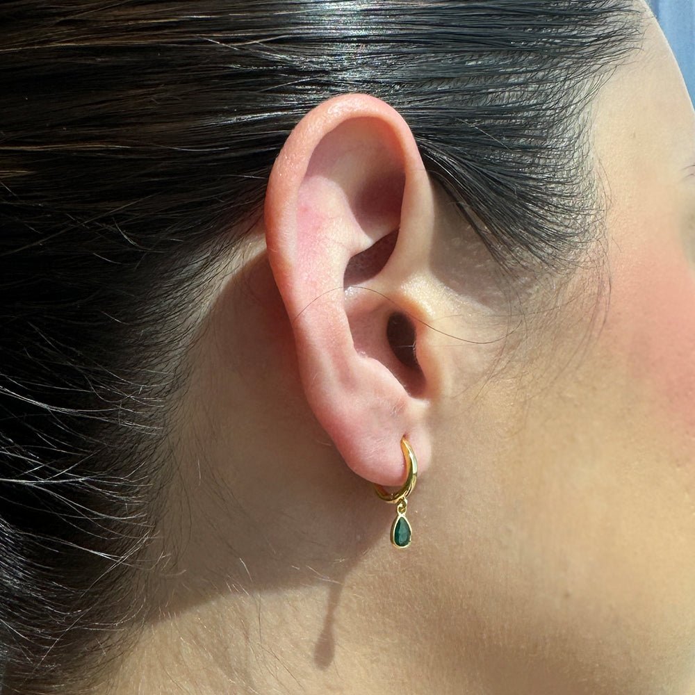 SERENA EMERALD DROP HUGGIES - ARETES - Malandra Jewelry - EAWA55 - MME0131 - 2