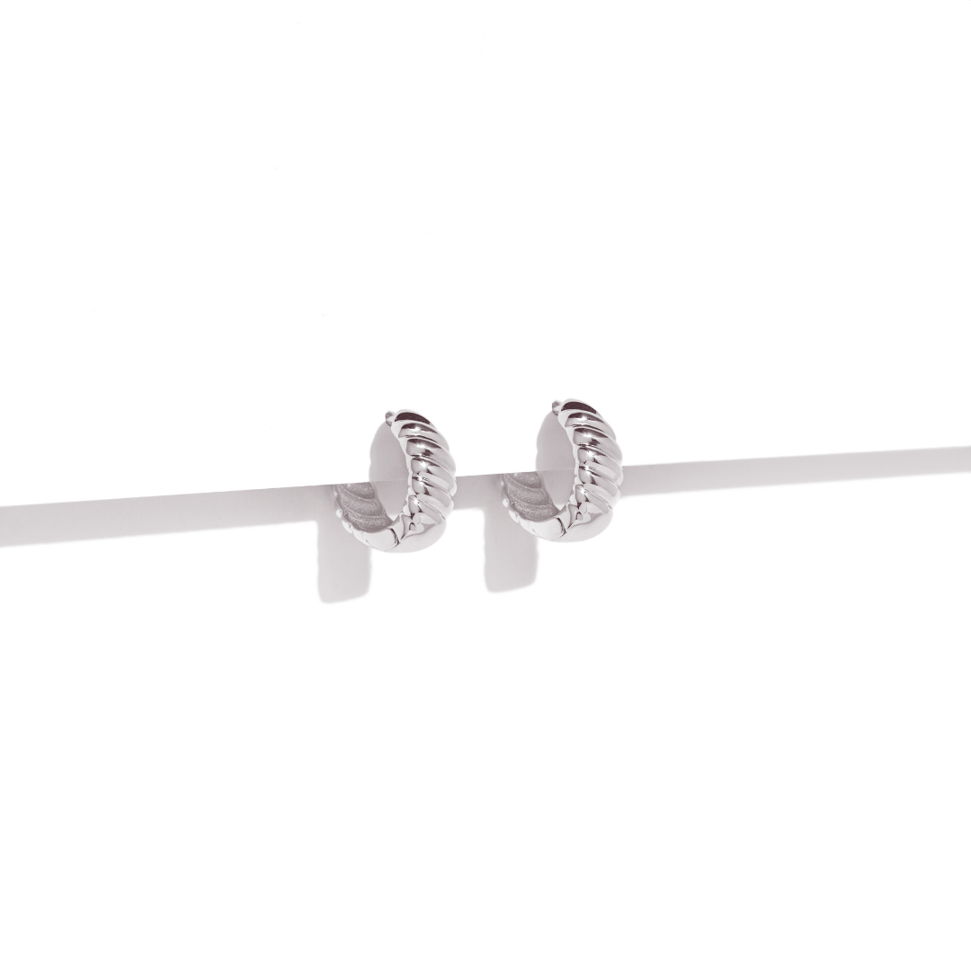 SILVER NOVA RIBBED HOOPS - ARETES - Malandra Jewelry - ZWA81.P - QX01698