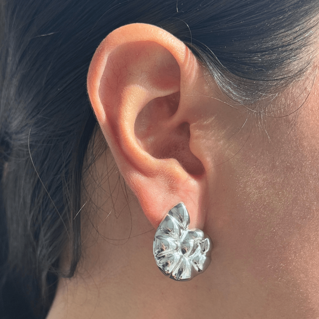 SILVER SEASHELL GLOW EARRINGS - ARETES - Malandra Jewelry - ZZA14.P - E02634G
