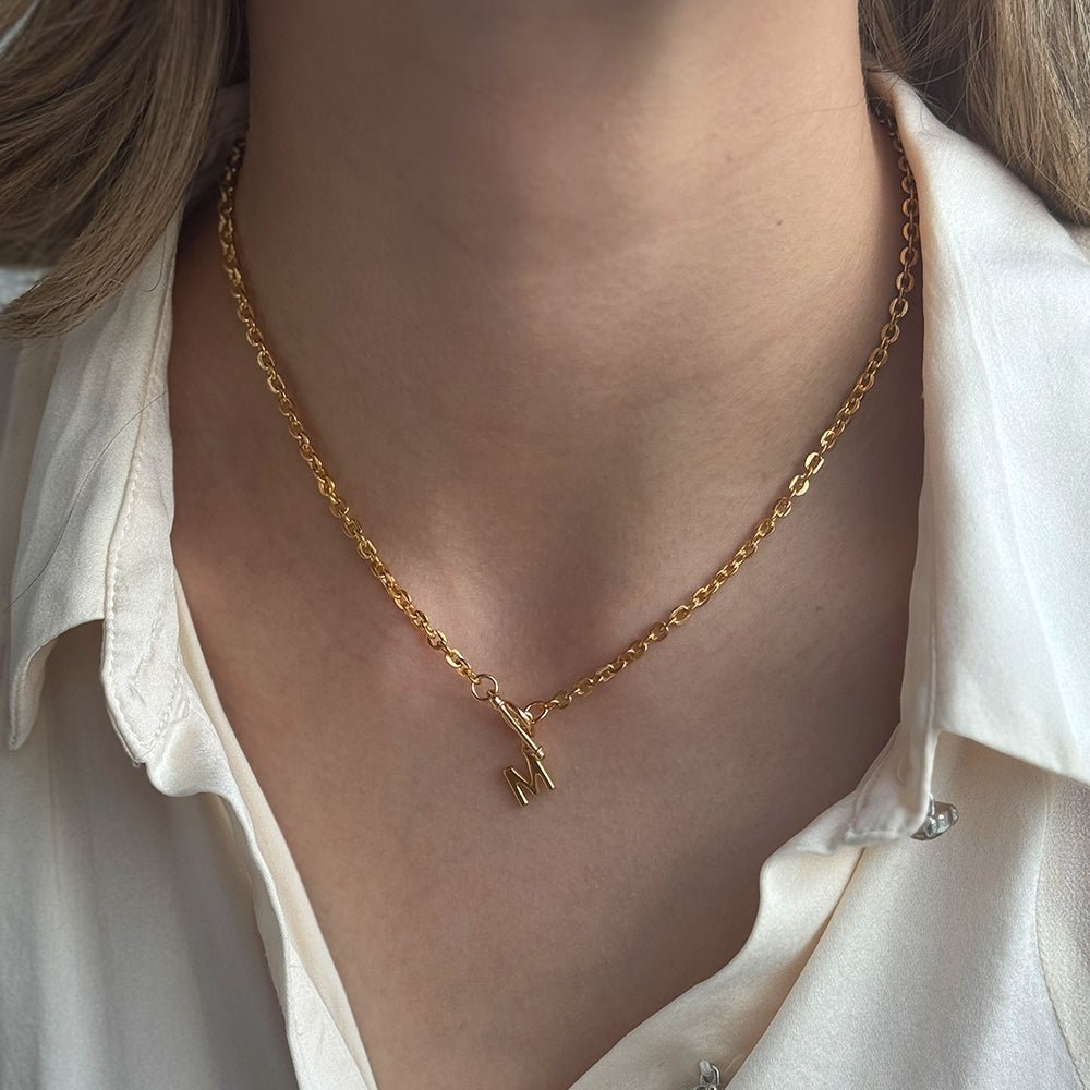 TOGGLE LETTER GOLDEN NECKLACE - COLLARES - Malandra Jewelry - TC1717.A