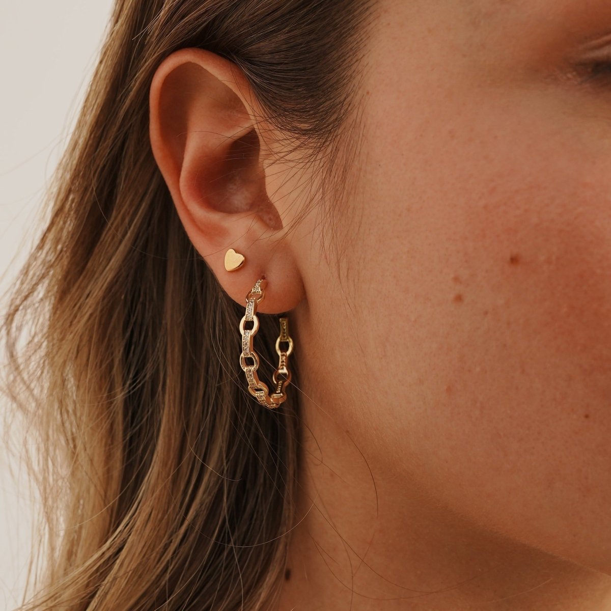 BASIC HEART STUDS - ARETES - Malandra Jewelry - VCA159