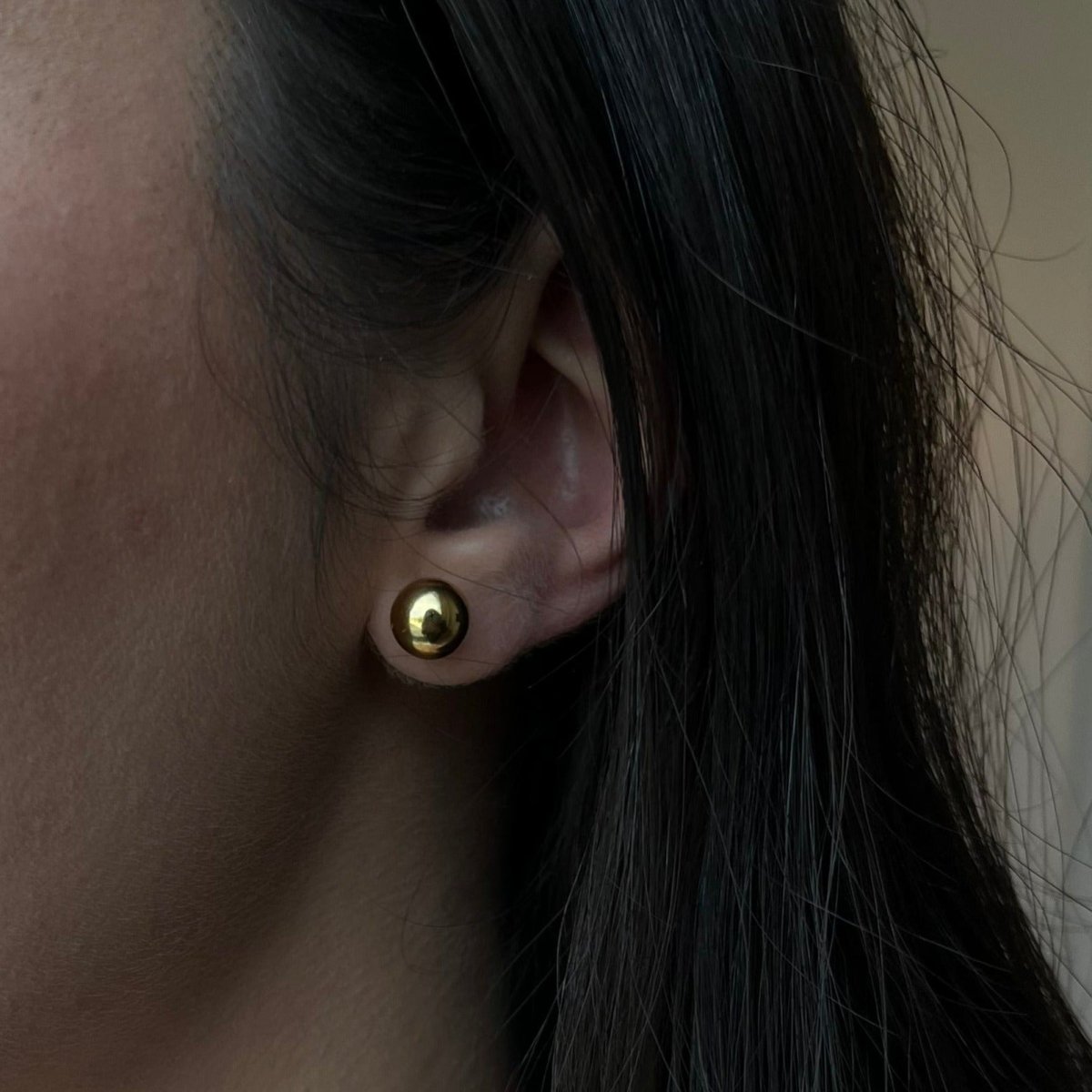 BASIC ROUND GOLDEN STUDS - ARETES - Malandra Jewelry - VCA121