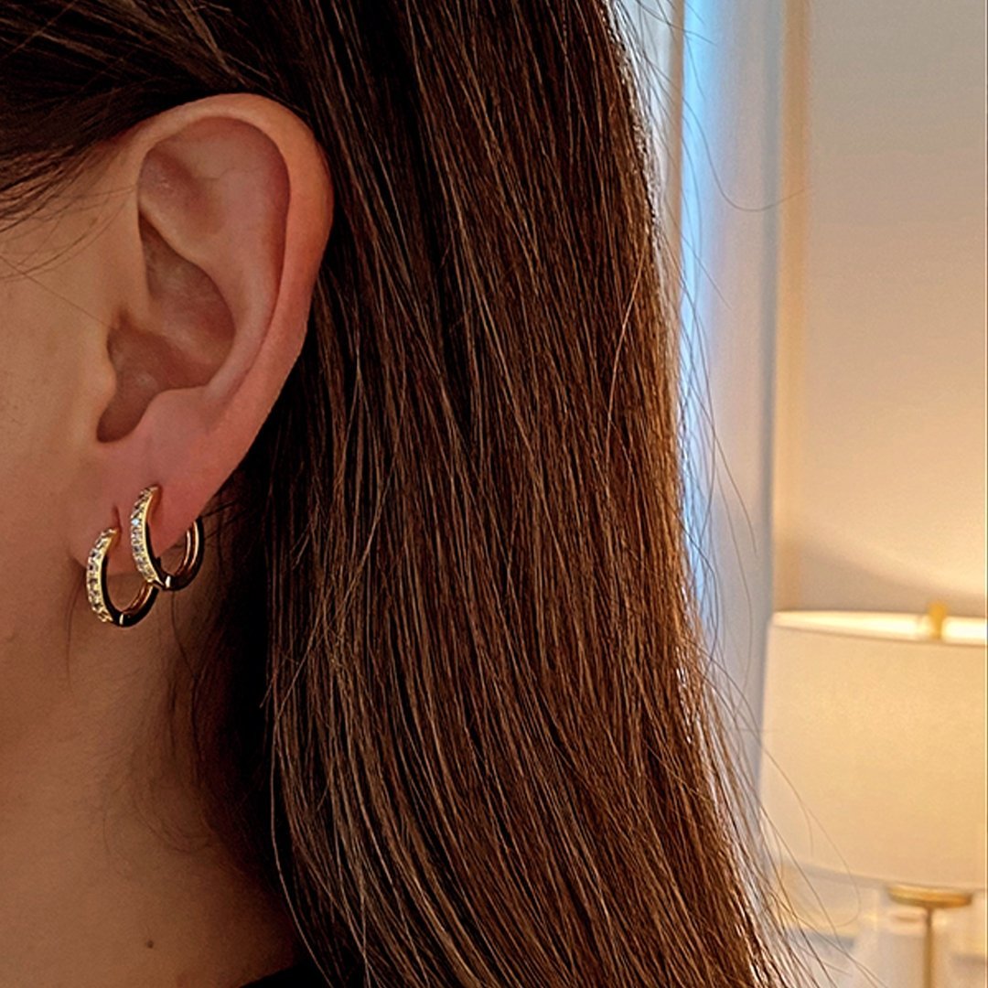 ESSENTIAL SPARK HUGGIES - ARETES - Malandra Jewelry - TA1018