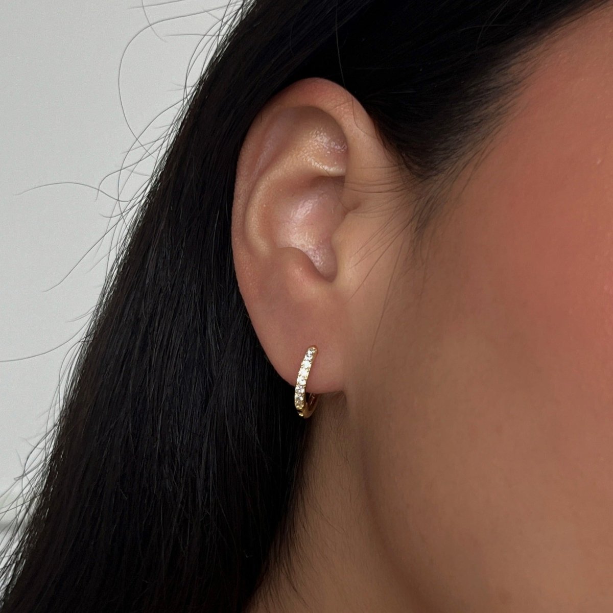 ESSENTIAL SPARK HUGGIES - ARETES - Malandra Jewelry - TA1018