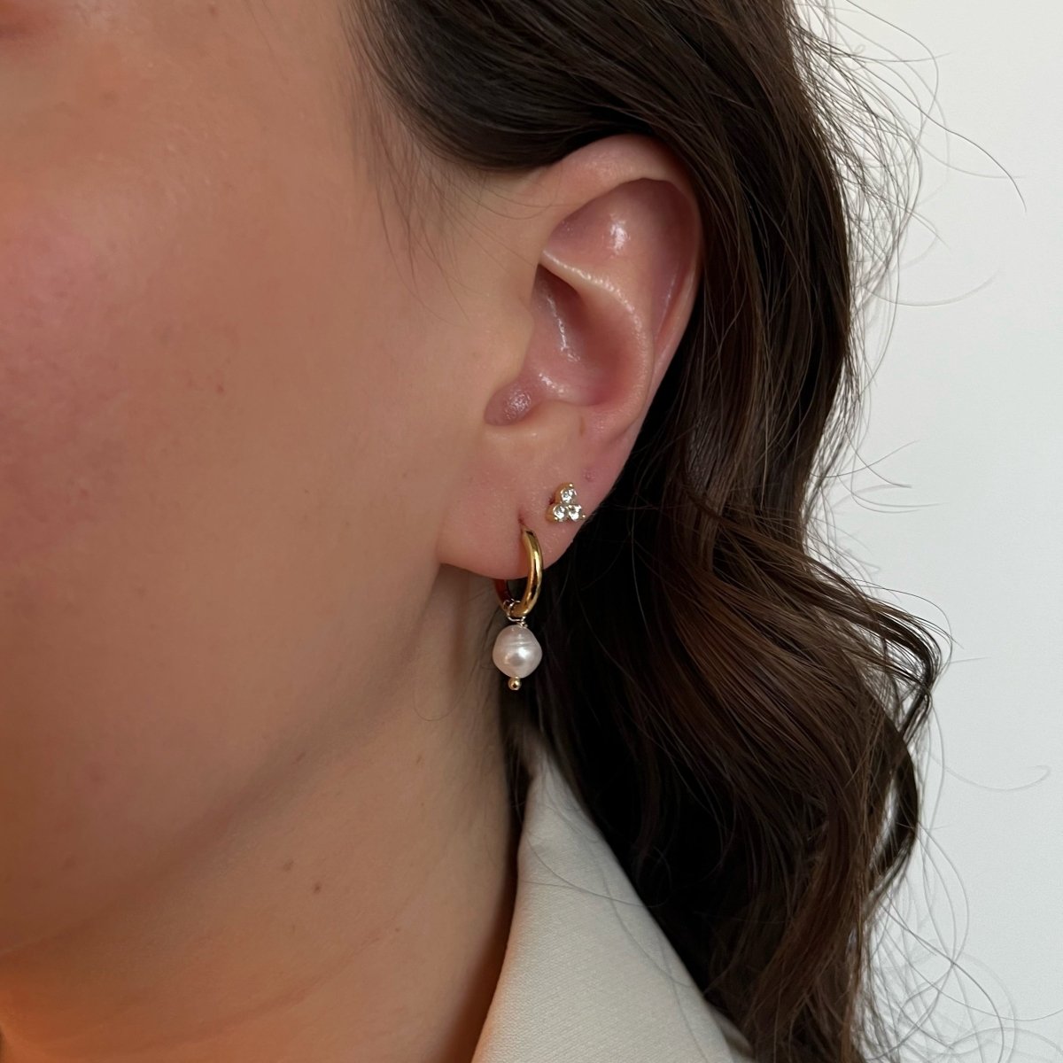EVERYDAY SINGLE PEARL HUGGIES - ARETES - Malandra Jewelry - TA1213