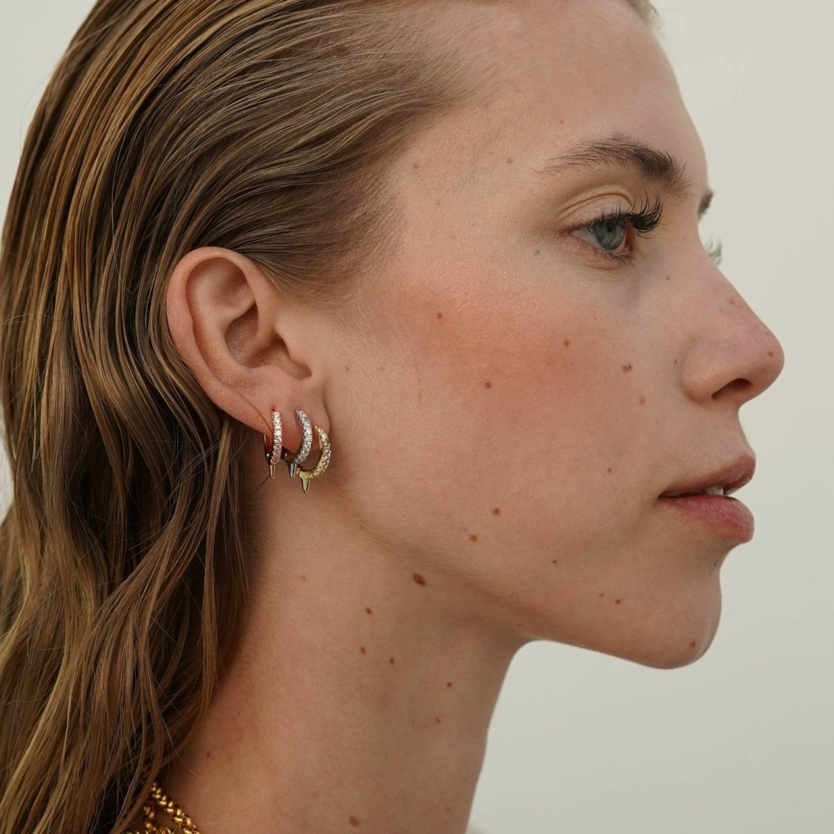 GOLDEN SPIKE HUGGIES - ARETES - Malandra Jewelry - EA5712