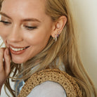 LINK PAVE HUGGIES - ARETES - Malandra Jewelry - EA6086