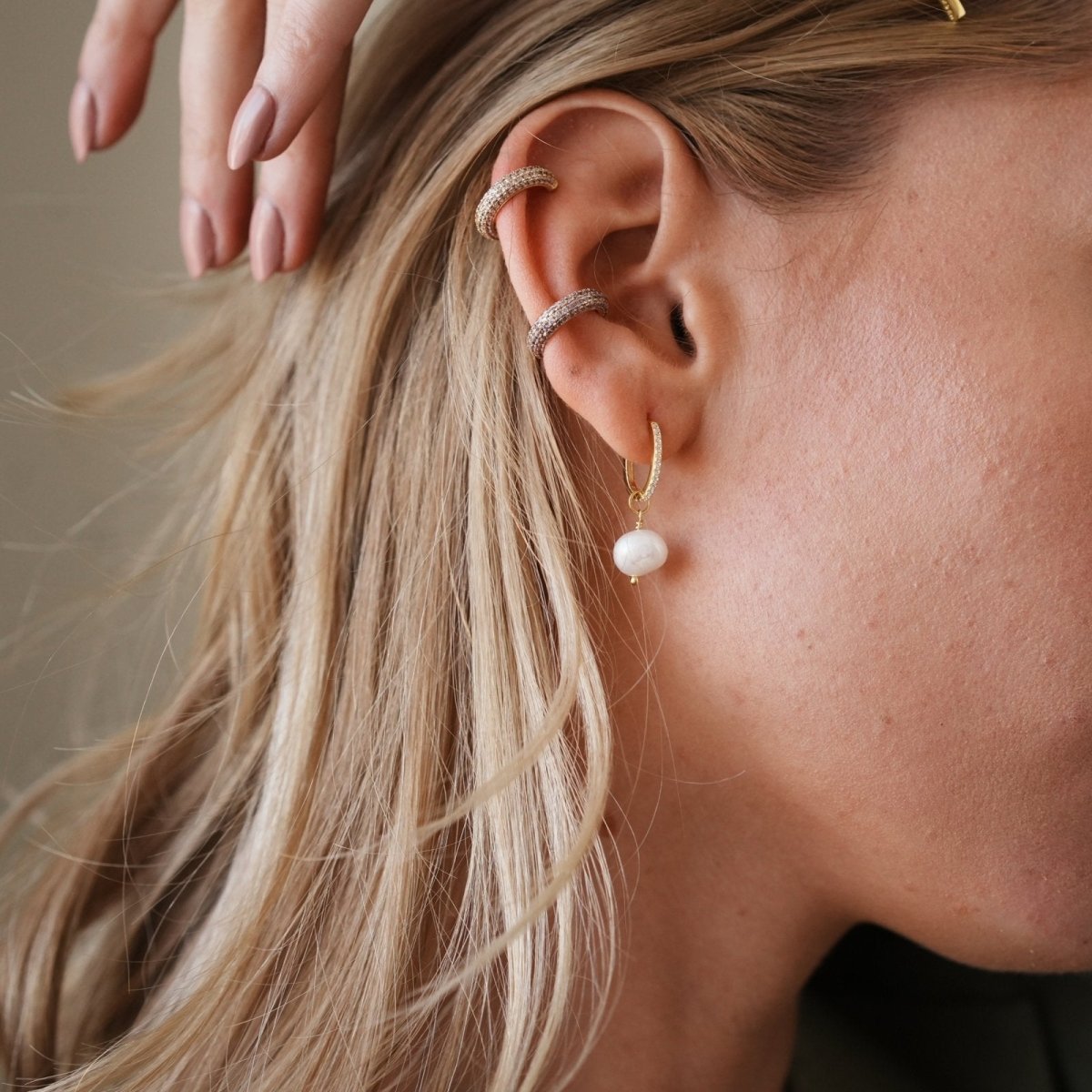 OVAL SPARK PEARL HUGGIES - ARETES - Malandra Jewelry - EA6044