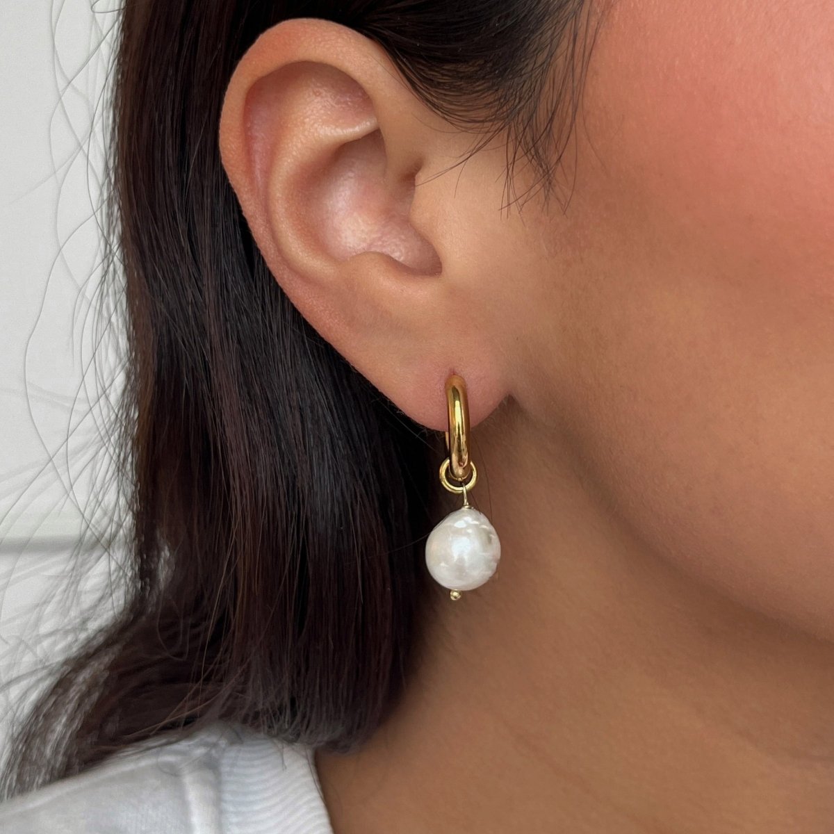 ROUND PEARL GOLDEN HOOPS - ARETES - Malandra Jewelry - TA1483
