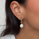 ROUND PEARL GOLDEN HOOPS - ARETES - Malandra Jewelry - TA1483