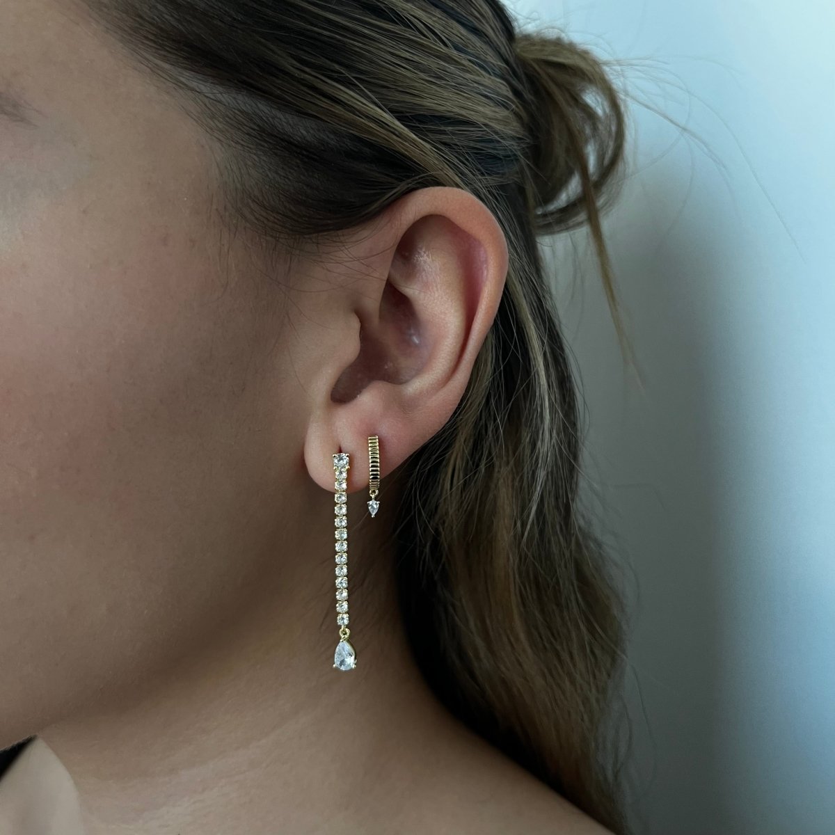 SERENA FACET GOLDEN HUGGIES - ARETES - Malandra Jewelry - EA6571