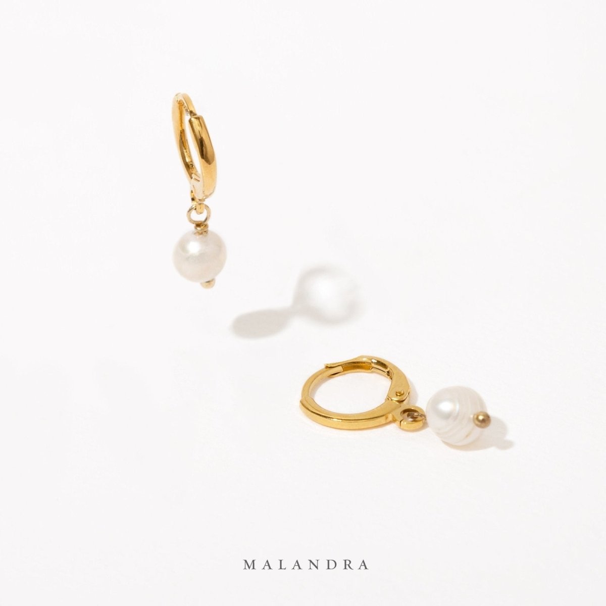 SINGLE PEARL HUGGIES - ARETES - Malandra Jewelry - TA137