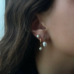 SMALL PEARL STUDS - ARETES - Malandra Jewelry - VCA176
