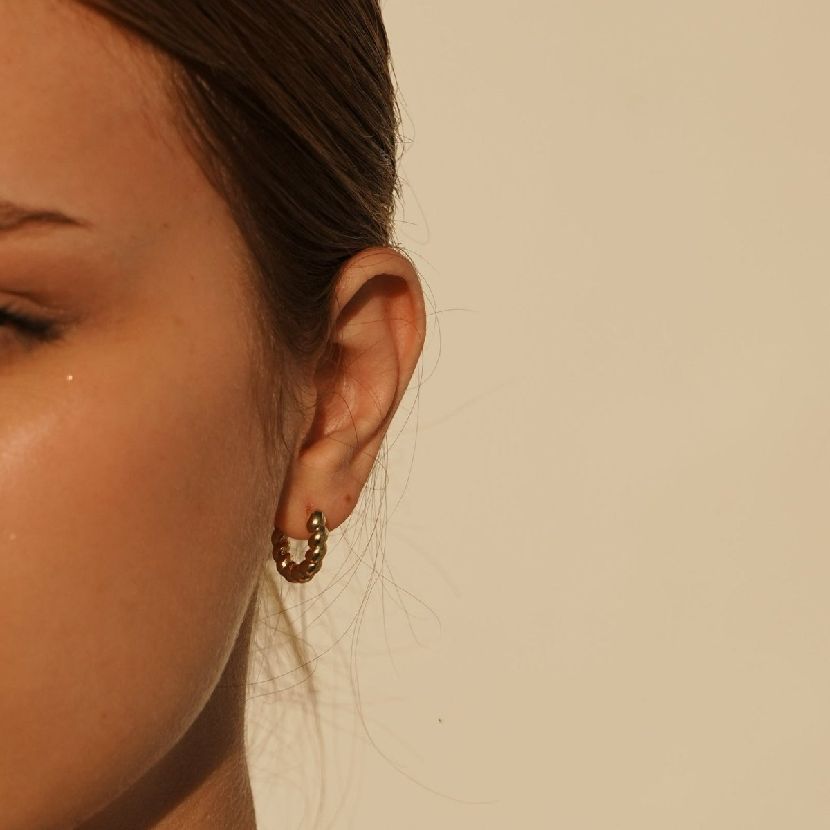 TWIRL GOLDEN HUGGIES - ARETES - Malandra Jewelry - AA1215