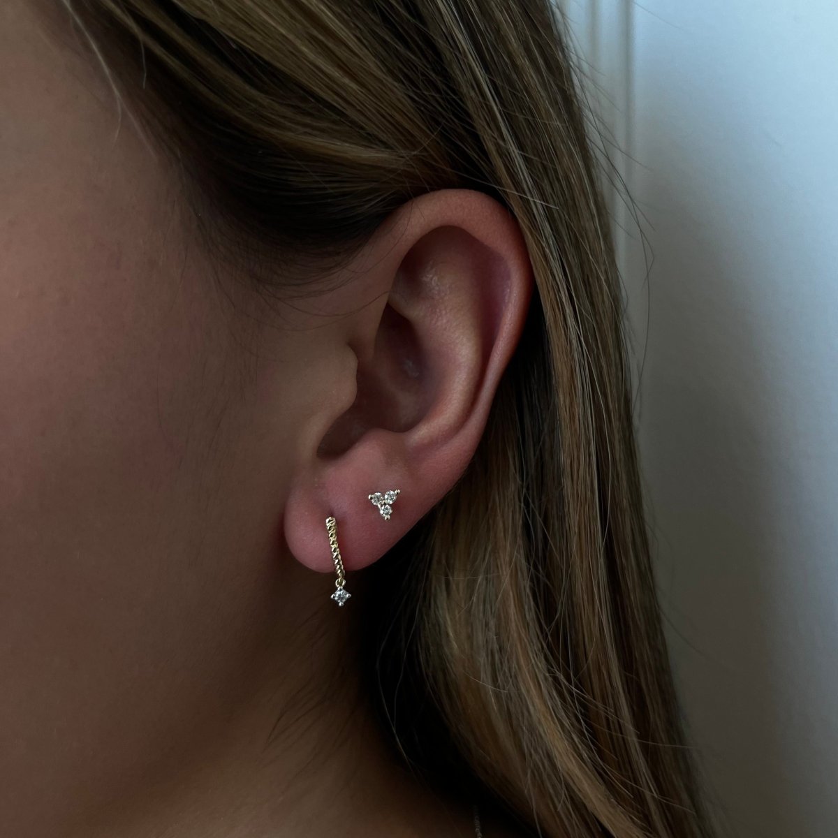 TWIST GOLD & DIAMOND HUGGIE - ARETES - Malandra Jewelry - SNA16
